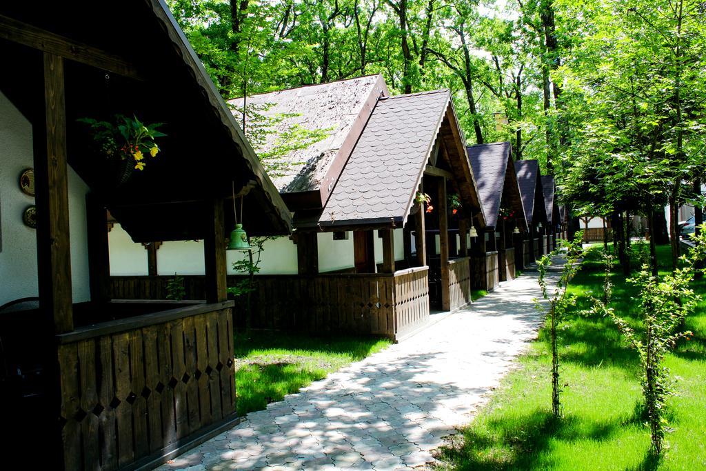 بيتستِ Cornul Vanatorului Bungalows المظهر الخارجي الصورة